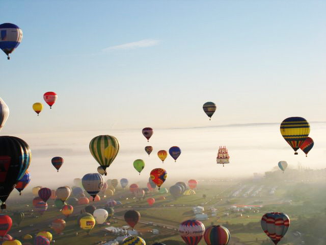 Heißluftballons vor nebligem Horizont