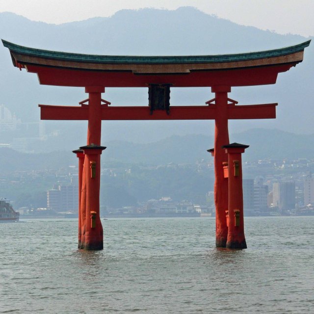 Torii-Tor vor der Insel Miyajima in Japan